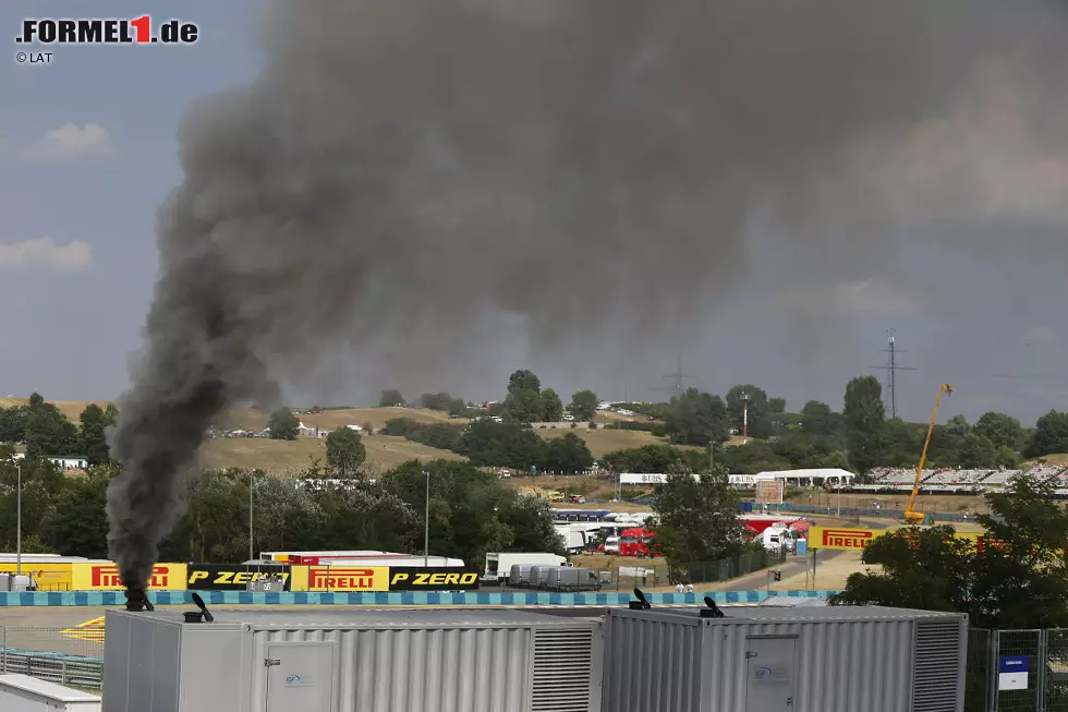 Foto zur News: Während des Qualifyings sorgt eine Rauchsäule über dem Hungaroring für Aufregung. Der schwarze Rauch kündete übrigens nicht von einer (erfolglosen) Papstwahl, sondern vielmehr von einem brennenden Stromgenerator.