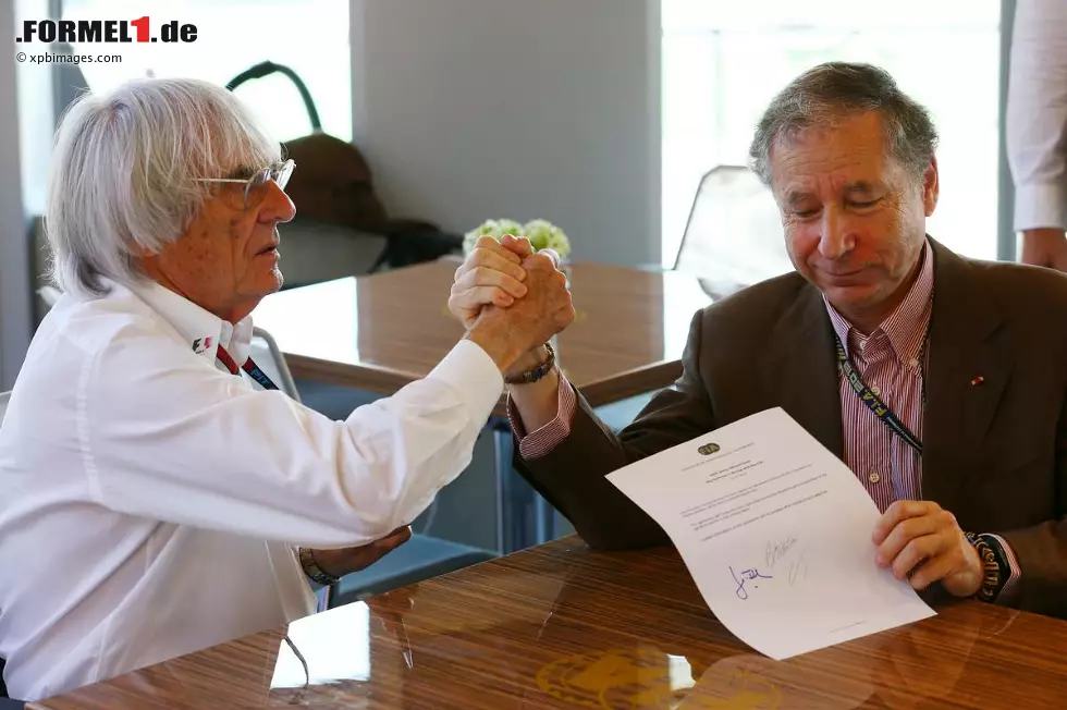 Foto zur News: Händeschütteln auch hinter den Kulissen. FIA-Präsident Jean Todt und Formel-1-Boss Bernie Ecclestone unterzeichnen medienwirksam eine neue Rahmenvereinbarung über die Vermarktung der Formel 1, welche die Grundlage für ein neues Concorde-Abkommen bilden soll.