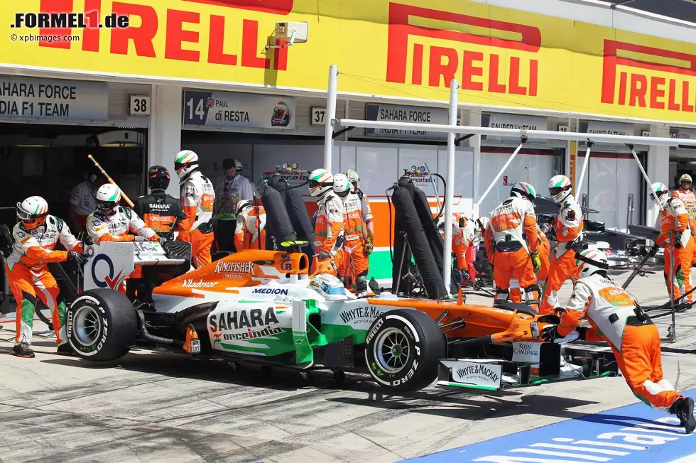 Foto zur News: Adrian Sutil bringt sein 100. Grand Prix kein Glück. Schon nach 19 Runden wird sein Force India aufgrund eines Hydraulikdefekts in die Box zurückgeschoben.