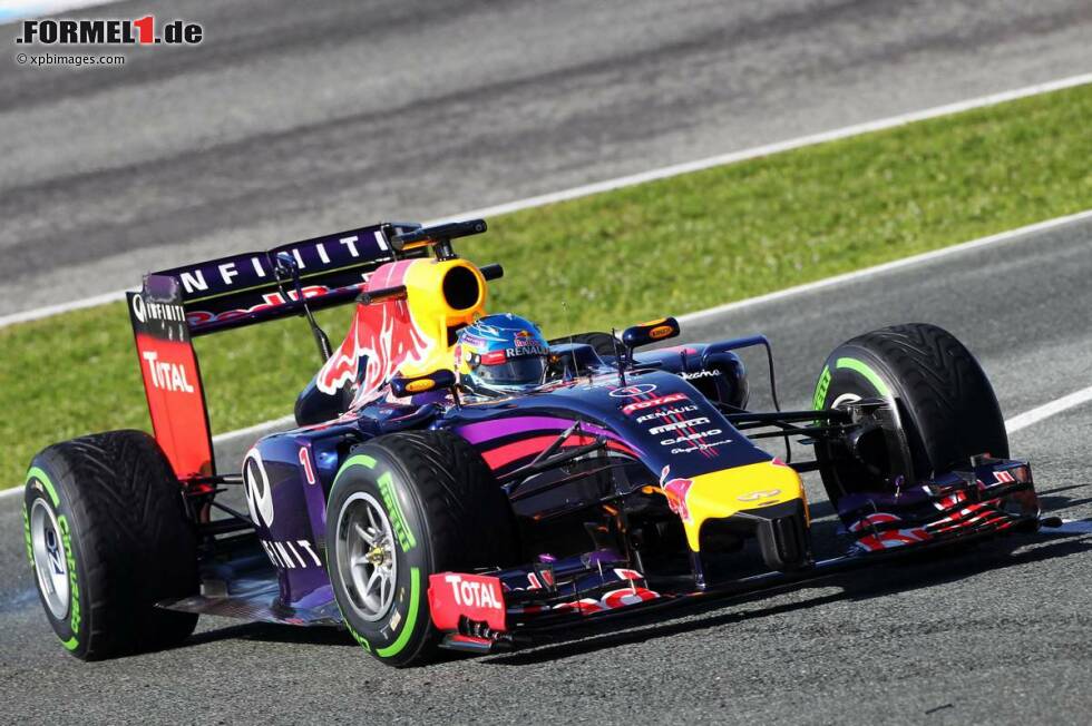 Foto zur News: Sebastian Vettel (Red Bull-Renault RB10) / 11 Runden / 1:38.320 Minuten (Dienstag)
Der Weltmeister war genervt, weil sein RB10 wegen anhaltender Überhitzungen im Heck nicht laufen wollte. So reiste Vettel am Mittwoch schnell wieder zurück ins neue Familienglück, die Chefs folgten ihm am Donnerstag in ähnlicher Stimmung. &quot;Kinderkrankheiten sind normal&quot;, ließ der Champion noch wissen. &quot;Sebastian ist enttäuscht, er ist ein Racer&quot;, meint Formel-1-Boss Bernie Ecclestone.