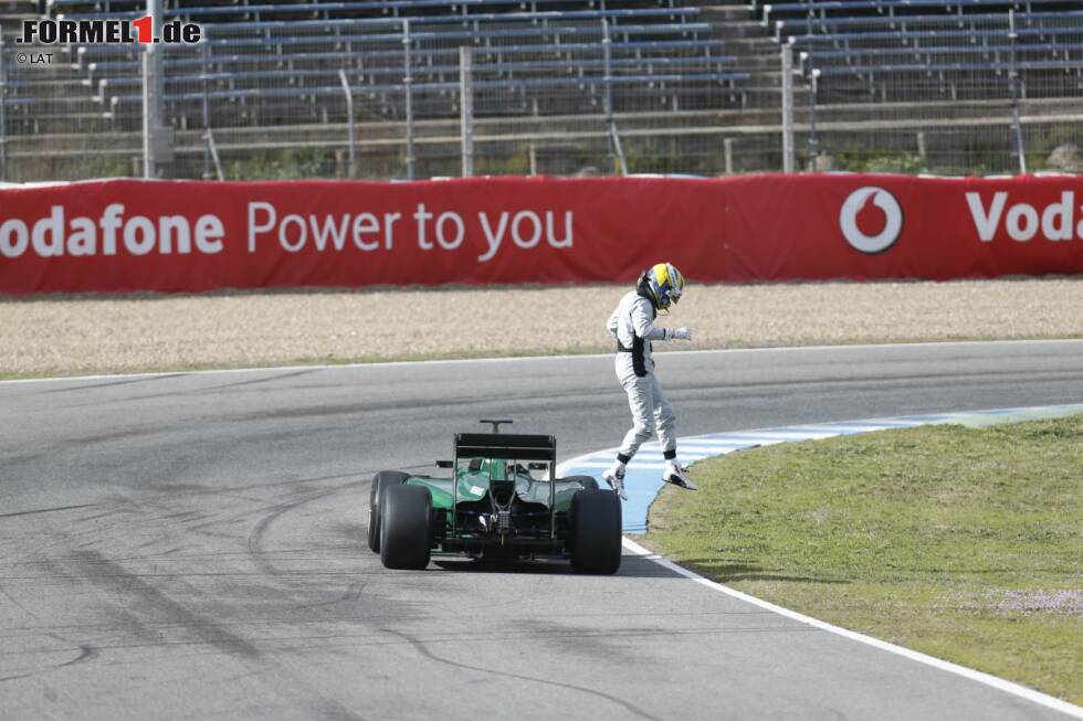 Foto zur News: Marcus Ericsson (Caterham-Renault CT05) / 12 Runden / 1:37.975 Minuten (Mittwoch)
Was soll ein Rookie nach nur elf Runden im neuen Formel-1-Fahrzeug sagen? Der Schwede konnte einem nach seinem Debüt leid tun, denn wegen des fragilen Renault-Antriebs ging bei Caterham nahezu nichts. &quot;Wir arbeiten uns allmählich durchs Programm&quot;, drückte der Youngster es diplomatisch aus. Neu-Testpilot Robin Frijns hatte noch mehr Pech: keine einzige gezeitete Runde.