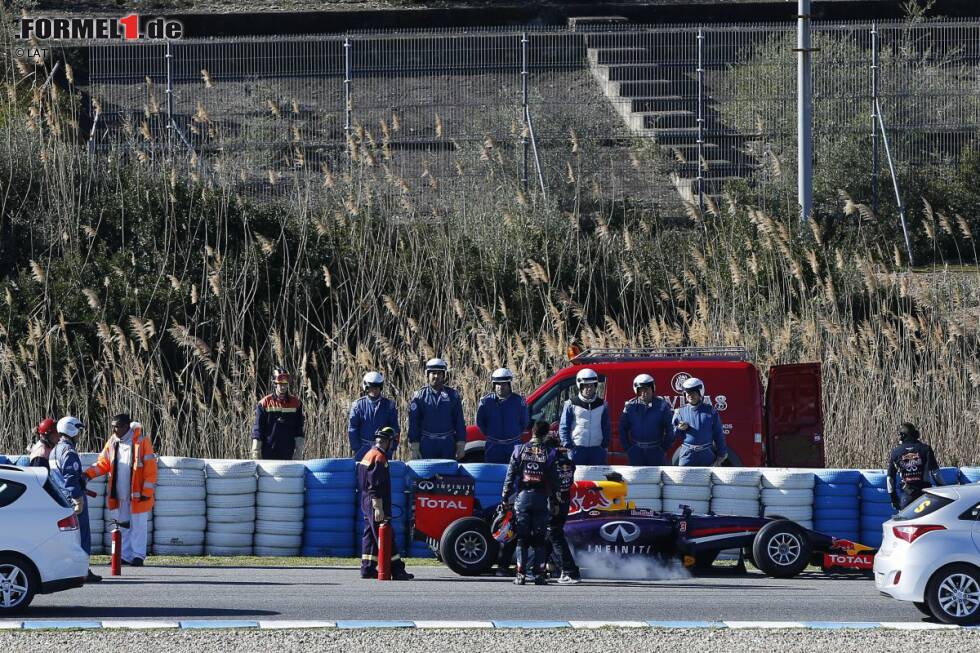 Foto zur News: Daniel Ricciardo (Red Bull-Renault RB10) / 10 Runden / 1:45.374 Minuten (Freitag)
Am Donnerstag dreimal aus der Box und dreimal in Problemen, am Freitag gerade mal sieben Runden in Jerez - die Bilanz von Red-Bull-Neuzugang Ricciardo ist brutal enttäuschend. &quot;Wir sind zum Fahren hierher gekommen und zum Verstehen&quot;, meint der Australier. Gefahren ist man fast gar nicht, verstanden hat man eines: Renault muss dringend etwas tun. &quot;Das sind die Besten der Welt&quot;, lächelt Ricciardo.