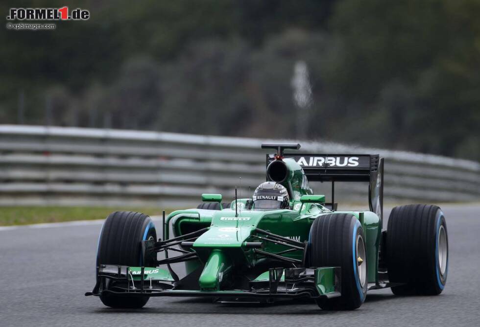 Foto zur News: Kamui Kobayashi (Caterham-Renault CT05) / 54 Runden / 1:43.193 Minuten (Freitag)
Der Japaner ist zurück in der Formel 1 - und er hat Caterham bislang Glück gebracht. Nach drei schwierigen Tagen lernte der CT05 mit Kobayashi am Steuer am Freitag endlich das Laufen. &quot;Schön, wieder in der Formel 1 zu sein. Hier wollte ich immer wieder hin&quot;, sagt der Ex-Sauber-Pilot nach seinem Einsatz am letzten Tag der Testfahrten.