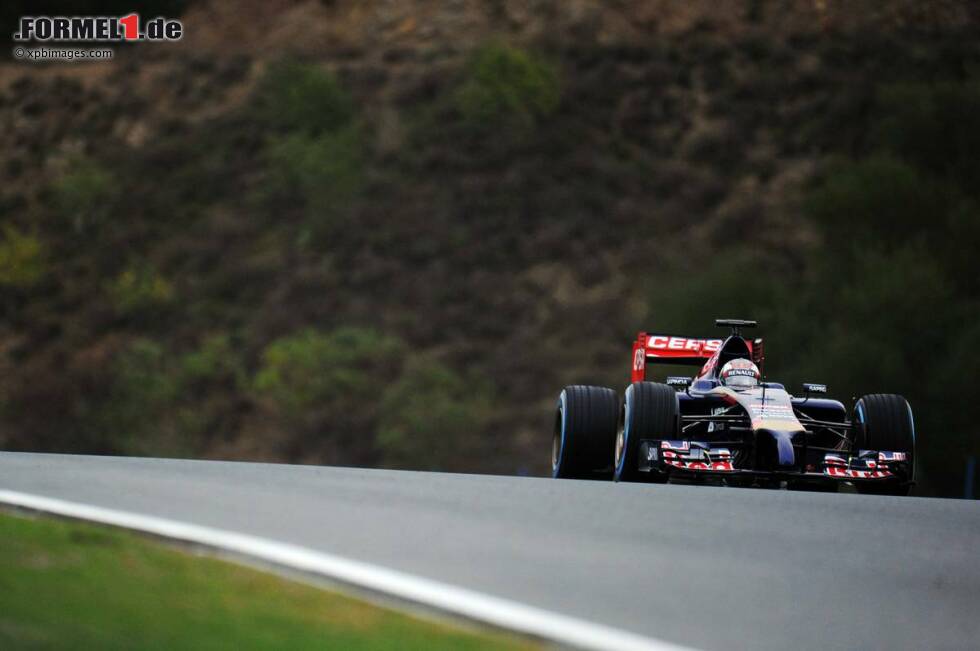 Foto zur News: Daniil Kwjat (Toro Rosso-Renault STR9) / 9 Runden / 1:44.016 Minuten (Freitag)
Der junge Russe soll in der Formel 1 schnell lernen. Aber wie soll das gehen, wenn das Auto nie läuft? Kwjat konnte am Mittwoch gar nicht fahren, am Freitag rollte der STR9 nach nur neun Runden schon wieder aus. &quot;Das war nicht der Start, den ich mir vorgestellt hatte&quot;, sagt der Youngster enttäuscht. Die nächste Chance gibt es in knapp drei Wochen in Bahrain - wenn Renault bis dorthin die Probleme ausgeräumt hat.