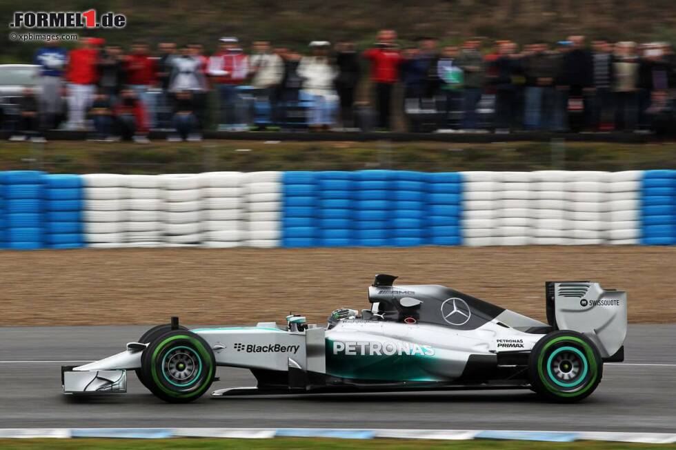 Foto zur News: Nico Rosberg (Mercedes F1 W05) / 188 Runden / 1:25.588 Minuten (Mittwoch)
Keiner hat in Jerez mehr Erfahrung mit den neuen Autos sammeln können. Mit 188 Runden war Rosberg der &quot;Marathonmann&quot; des ersten Tests. 832 Kilometer mit dem Mercedes W05 standen am Ende der Woche auf dem Tacho. &quot;Bei mir lief alles gut. Da ist es selbstverständlich, dass ich das Auto nochmal meinem Teamkollegen überlasse, wenn der nicht so viel Glück hatte&quot;, so der Deutsche.