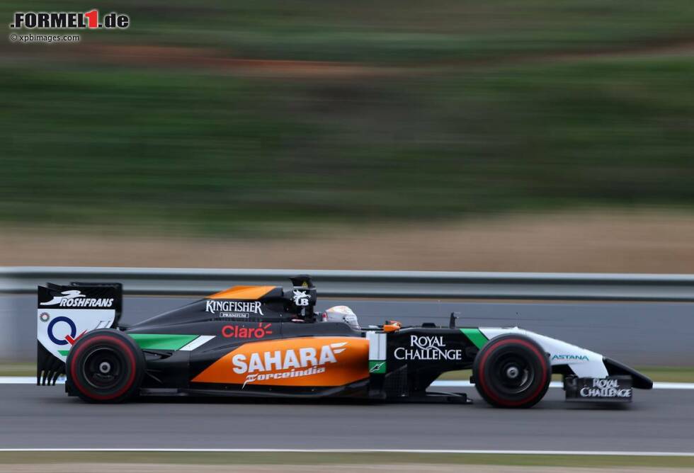 Foto zur News: Daniel Jucadella (Force India-Mercedes VJM07) / 81 Runden / 1:29.457 Minuten (Freitag)
Ausgerechnet der Mercedes-DTM-Pilot war es, der die meisten Runden aller Force-India-Piloten drehen konnte. Der wenig erfahrene neue Testpilot der Inder spulte am Freitag ein solides Programm bei kniffligen Bedingungen ab. &quot;Ich habe einfach versucht, keine Fehler zu machen. Ich war noch nie zuvor mit einem Formel-1-Auto im Regen gefahren&quot;, berichtet Juncadella.