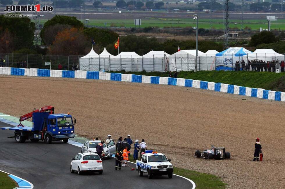 Foto zur News: Adrian Sutil (Sauber-Ferrari C33) / 103 Runden / 1:30.161 Minuten (Donnerstag)
Der Deutsche muss sein neues Arbeitsgerät noch zähmen. Der Sauber-Neuzugang kämpfte bei seinen Fahrten in Jerez stets mit dem wilden C33 - zweimal endete der Fight im Kies. &quot;Wie Aquaplaning im Trockenen&quot;, beschreibt Sutil die mangelnde Haftung seines Autos auf dem kühlen Kurs in Südspanien. Sauber muss dringend an Verbesserungen der hinteren Bremse arbeiten, die in Jerez nicht funktionierte.