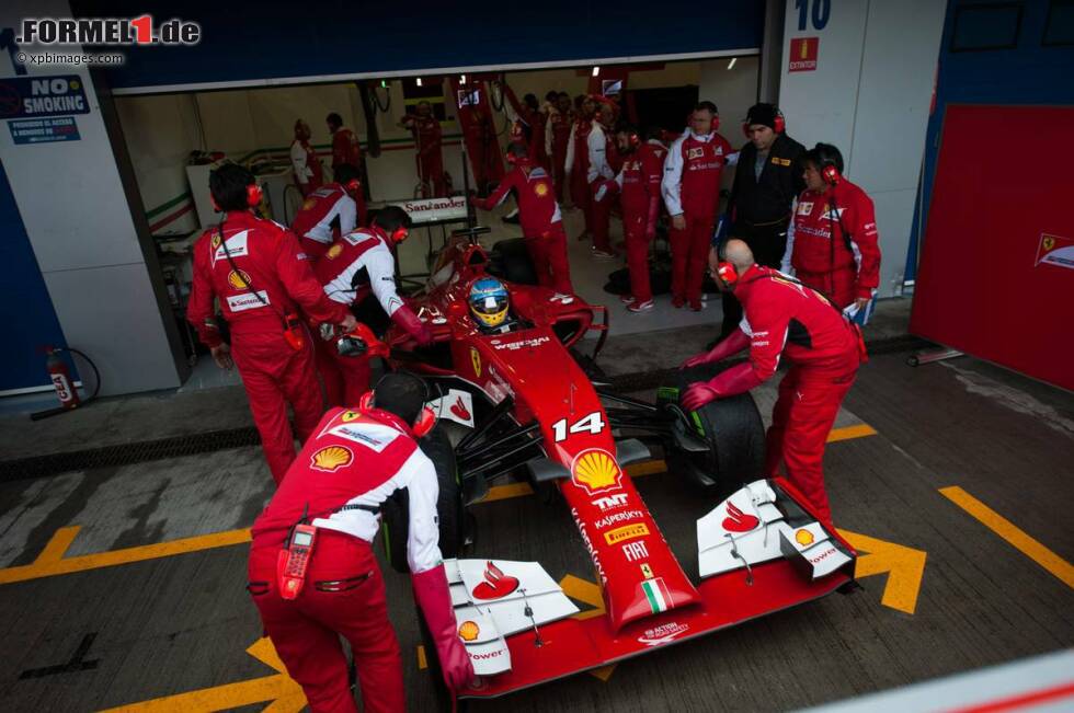 Foto zur News: Fernando Alonso (Ferrari F14 T) / 173 Runden / 1:25.495 Minuten (Donnerstag)
Der Spanier war vor heimischer Kulisse natürlich der große Star der Fans in Jerez. Und die bekamen den &quot;Helden in Rot&quot; oft zu sehen. Alonso war der Dauerrenner des letzten Tages: 115 Runden, oder 509 Kilometer! &quot;Ein stressiger Tag&quot;, bilanziert Alonso, der mit seinem Ferrari an vielen Kurvenausgängen eine Gummispur beim Beschleunigen legte.