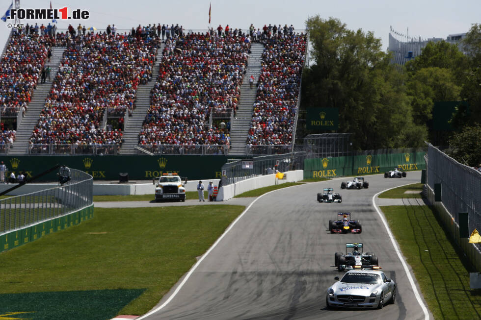 Foto zur News: Bis zum Restart in der achten Runde geht Bernd Mayländer mit dem Safety-Car auf die Strecke. Eine wichtige Rennsituation, denn: Durch die lange Gelbphase sparen die Formel-1-Turbos jede Menge Benzin. Ohne Safety-Car-Phase wäre es für manche mit den maximal 100 Kilogramm womöglich eng geworden.