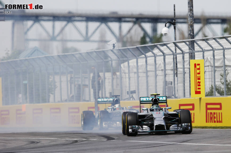 Foto zur News: Vorne spitzt sich das Mercedes-Duell zu: Erst überlebt Rosberg nach seinem Boxenstopp eine riesige Schrecksekunde an der Bianchi-Mauer, dann fährt er unter Druck von Hamilton in der letzten Schikane geradeaus. Die Rennleitung untersucht den grenzwertigen Zwischenfall - und belässt es bei einer Verwarnung. Wenig später brechen bei beiden Silberpfeilen die Rundenzeiten dramatisch ein. Die defekte MGU-K-Einheit kostet schlappe 160 PS Leistung.