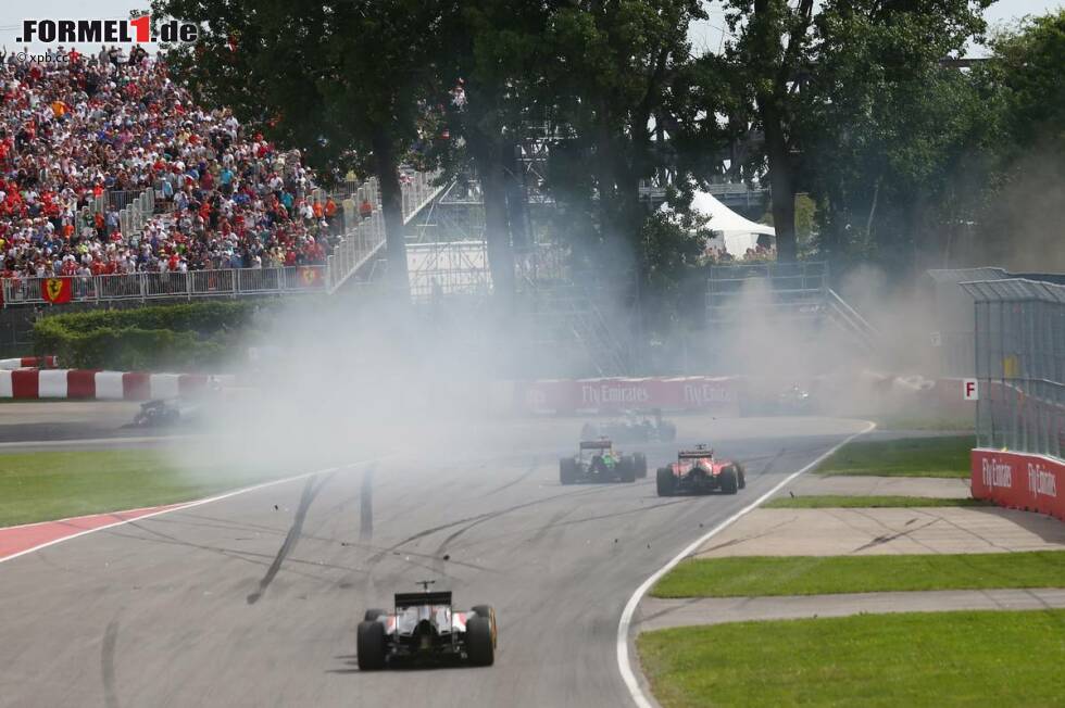 Foto zur News: Vorletzte und letzte Runde, der große Knall: Erst geht Vettel an Perez vorbei und sichert sich damit das Podium. Ein paar Meter weiter, nach Start und Ziel, möchte Massa mitziehen - aber während der Brasilianer ein bisschen nach rechts zieht, zuckt Perez leicht nach links. Es kommt unweigerlich zum (spektakulären) Crash!