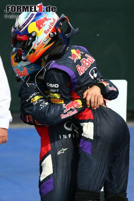 Foto zur News: Riesenjubel bei Red Bull über den ersten Saisonsieg - und Vettel zeigt, dass er nicht nur sportlich, sondern auch als Sportsmann ein großer Champion ist: Der Deutsche stellt sich als erster Gratulant beim Teamkollegen an und hebt diesen herzlich in die Höhe. Emotionen, die man nicht spielen kann. Ob das bei einem Mercedes-Doppelsieg auch so fröhlich vonstatten gegangen wäre?