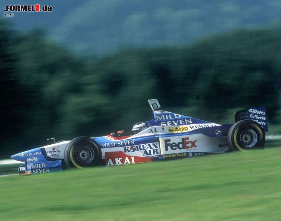 Foto zur News: Ein Höhepunkt in Bergers letzter Saison: Die Rückkehr des Grand Prix von Österreich in den Formel-1-Kalender. Zehn Jahre nach dem letzten Rennen auf dem alten Österreichring gastieren die Boliden auf der verkürzten Variante, die auf den Namen A1-Ring hört. Für Berger endet das letzte Heimspiel enttäuschend: P10.