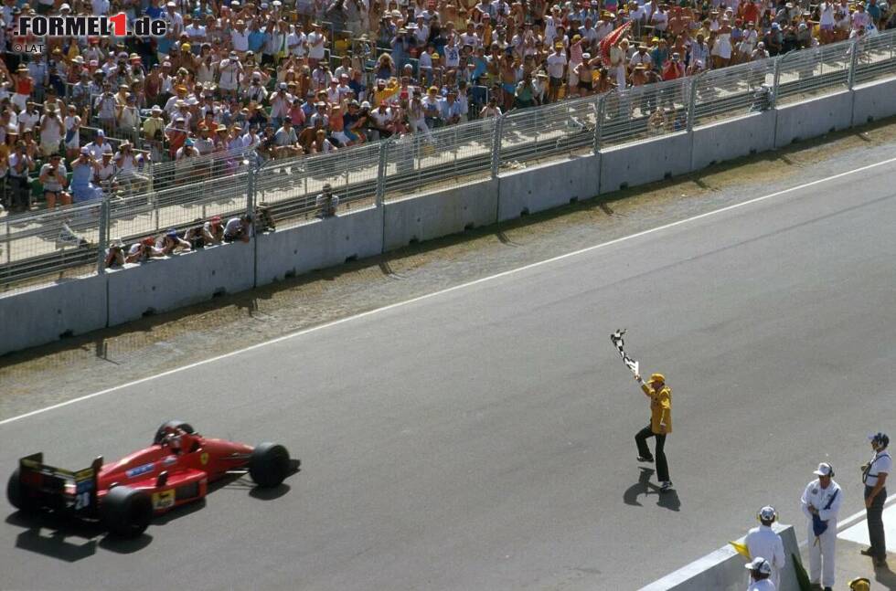 Foto zur News: Zwei Wochen nach Suzuka gewinnt der Österreicher auch das Saisonfinale 1987 in Adelaide. Nach 82 Runden bei extremer Hitze wird er vom legendären Flaggenschwenker Glen Dix als Erster abgewinkt. Die Saison beendet Berger als WM-Fünfter.