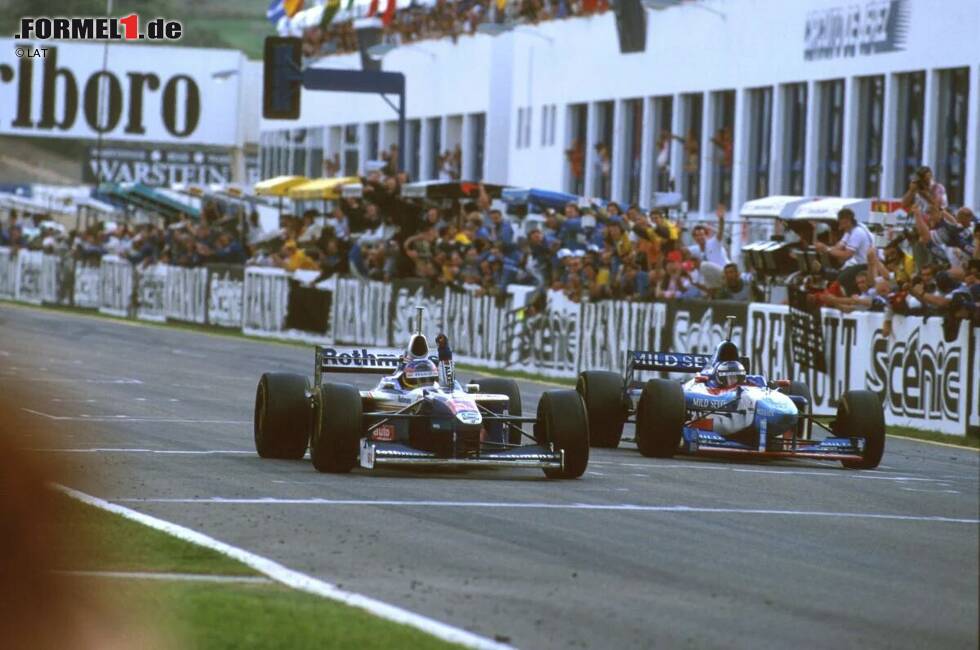 Foto zur News: Jerez 1997: Beim Saisonfinale, welches das 210. und letzte Rennen seiner aktiven Karriere ist, verpasst Berger das Podest denkbar knapp. Jacques Villeneuve (Williams) kreuzt die Ziellinie 0,116 Sekunden vor Berger. Der Kanadier krönt sich zum Weltmeister, während Bergers letzte Saison mit P4 beim Finale und Gesamtrang fünf zu Ende geht.