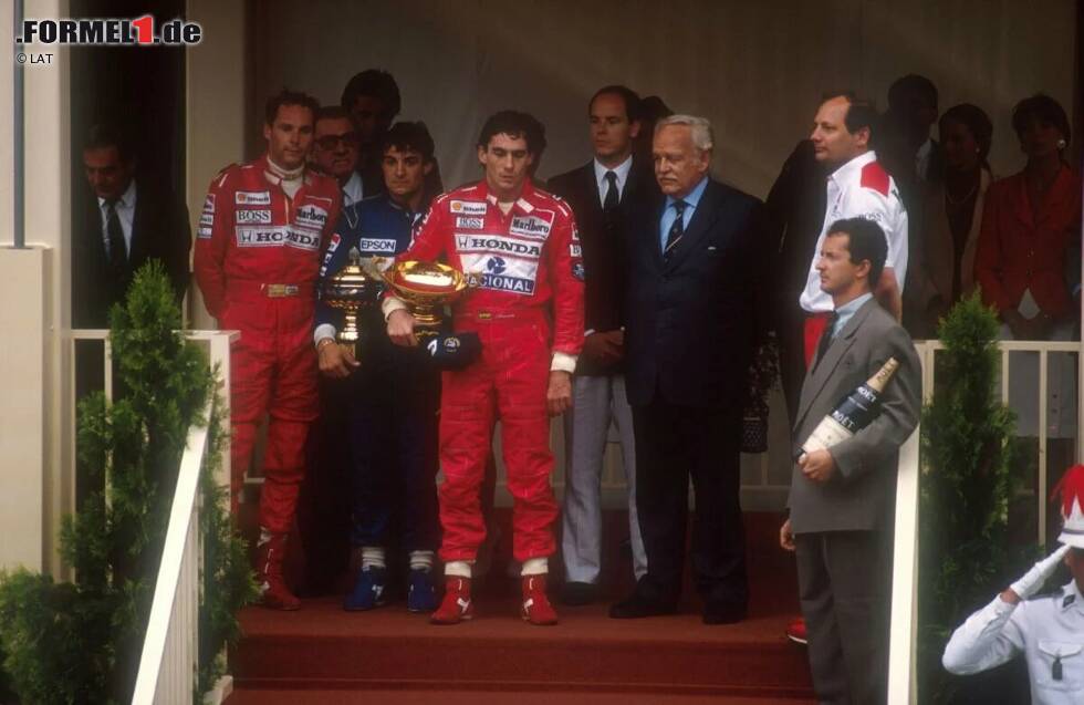 Foto zur News: Insgesamt fährt Berger in seiner ersten McLaren-Saison sieben Mal auf das Podium, unter anderem in Monte Carlo, wo er hinter Teamkollege Senna und hinter Shootingstar Alesi den dritten Platz belegt.