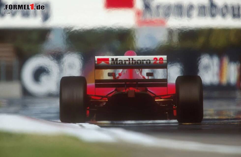 Foto zur News: 1994: Berger bleibt bei Ferrari. Als er beim Grand Prix von San Marino in Imola in der sechsten Runde auf die Tamburello-Kurve zufährt, muss er mit ansehen, wie sein Kumpel Ayrton Senna im Williams tödlich verunglückt. Berger überlegt, ob er seine Karriere beenden soll, entscheidet sich dann aber doch zum Weitermachen und ...