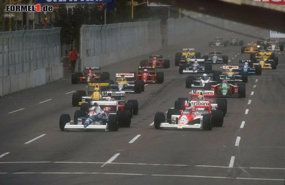 Foto zur News: Berger erobert beim Saisonauftakt 1990 in Phoenix die Pole, wird beim Start des Rennens aber noch vor Kurve 1 von Überraschungsmann Jean Alesi (Tyrrell) überholt. Weil Berger im engen McLaren-Cockpit massive Platzprobleme hat, rutscht er wenig später in die Reifenstapel. Sieger in Phoenix: Teamkollege Ayrton Senna.