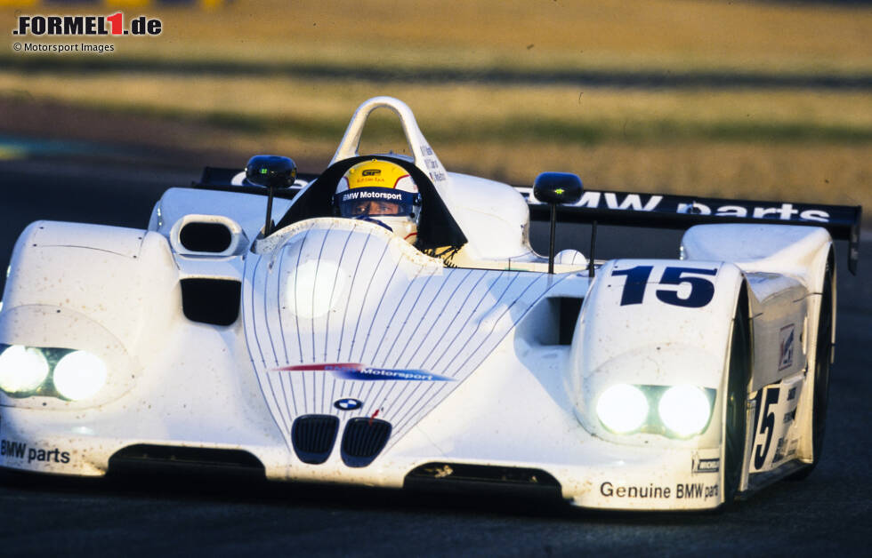 Foto zur News: Abseits der Formel 1 gewinnt BMW unter der Leitung von Berger und Theissen die legendären 24 Stunden von Le Mans: Im Juni 1999 triumphiert der vom Schnitzer-Team eingesetzte BMW V12 LMR in den Händen von Joachim Winkelhock, Pierluigi Martini und Yannick Dalmas.