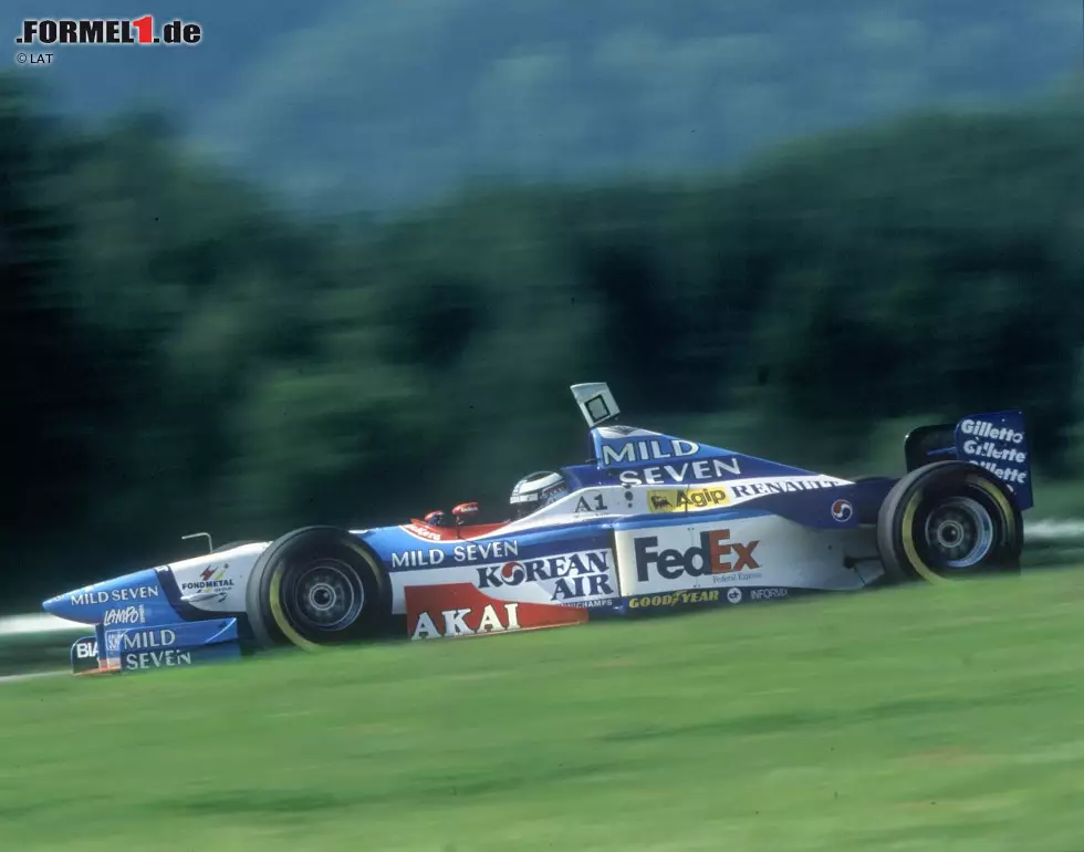 Foto zur News: Ein Höhepunkt in Bergers letzter Saison: Die Rückkehr des Großen Preises von Österreich in den Formel-1-Kalender. Zehn Jahre nach dem letzten Rennen auf dem alten Österreichring gastieren die Boliden auf der verkürzten Variante, die auf den Namen A1-Ring hört. Für Berger endet das letzte Heimspiel mit Platz zehn enttäuschend.