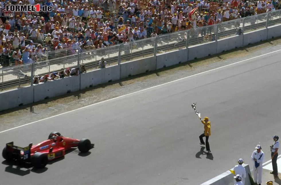 Foto zur News: Zwei Wochen nach Suzuka gewinnt der Österreicher auch das Saisonfinale 1987 in Adelaide. Nach 82 Runden bei extremer Hitze wird er vom legendären Flaggenschwenker Glen Dix als Erster abgewinkt. Berger beendet die Saison als WM-Fünfter.