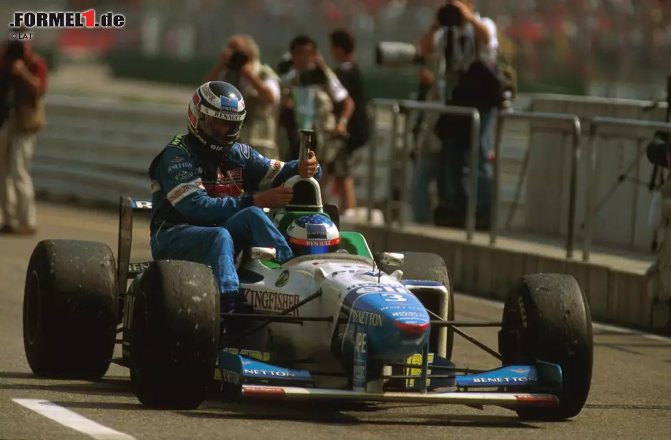 Foto zur News: Beim Großen Preis von Deutschland 1996 in Hockenheim hat Berger den Sieg vor Augen - bis in der 43. von 45 Runden der Renault-Motor im Heck seines B196 spektakulär verraucht. Jean Alesi, der genau wie Berger im Winter von Ferrari zu Benetton wechselte, bringt den Österreicher an die Box zurück. Mit Gesamtrang sechs wiederholt Berger die Platzierung aus seiner letzten Ferrari-Saison.