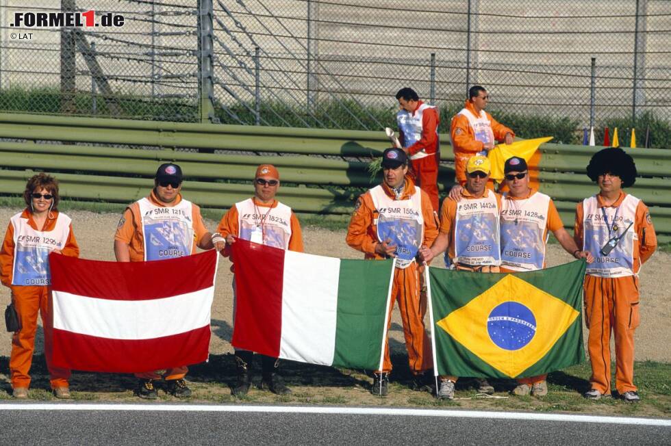 Foto zur News: Imola 2004: Als sich das schwarze Wochenende zum zehnten Mal jährt, gedenken die Streckenposten den viel zu früh von der Welt gegangenen Piloten Roland Ratzenberger und Ayrton Senna.