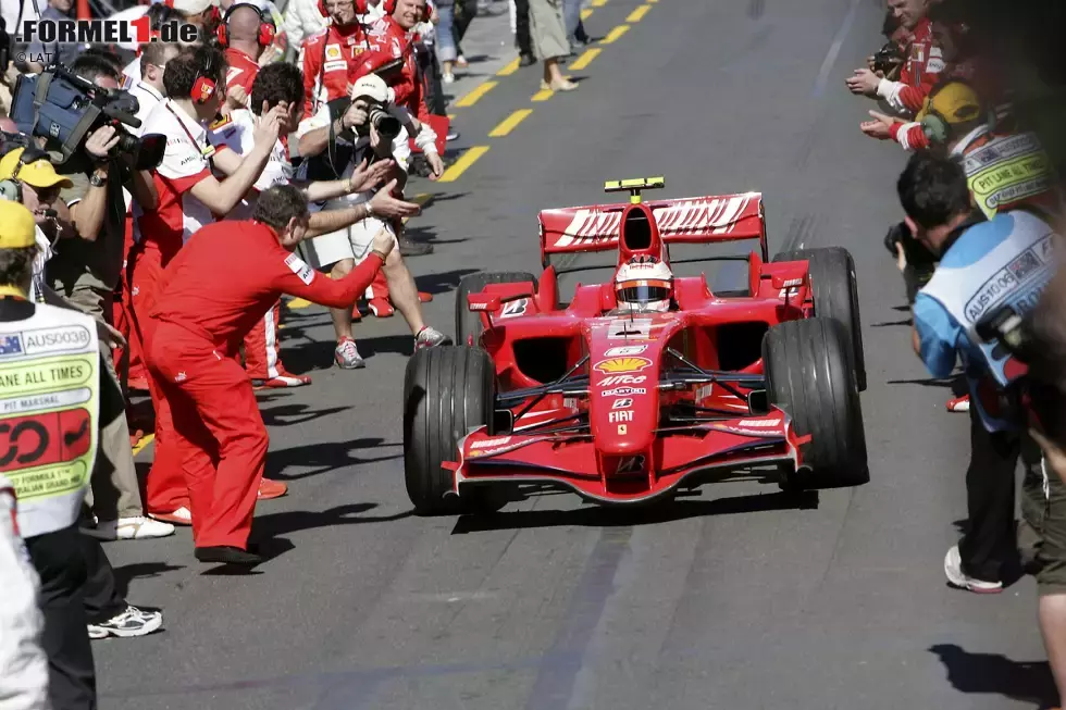 Foto zur News: Zurück zum Sportlichen: 2007 beginnt mit dem Wechsel zu Ferrari eine neue Ära bei der Scuderia. Räikkönen muss die großen Fußstapfen von Michael Schumacher ausfüllen. Und gleich im ersten Rennen in Melbourne gelingt der erste Sieg.