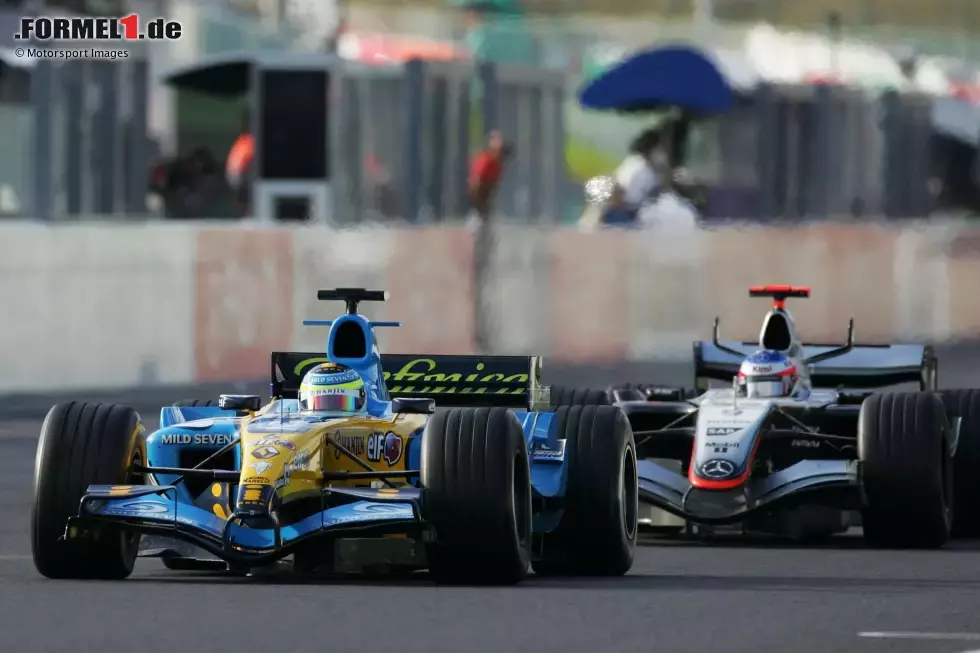 Foto zur News: Das vorletzte Saisonrennen in Suzuka geht als eines seiner besten in die Formel-1-Geschichte ein: Räikkönen zeigt von Startplatz 17 eine sensationelle Aufholjagd. In der letzten Runde überholt er den Führenden Giancarlo Fisichella - und gewinnt!