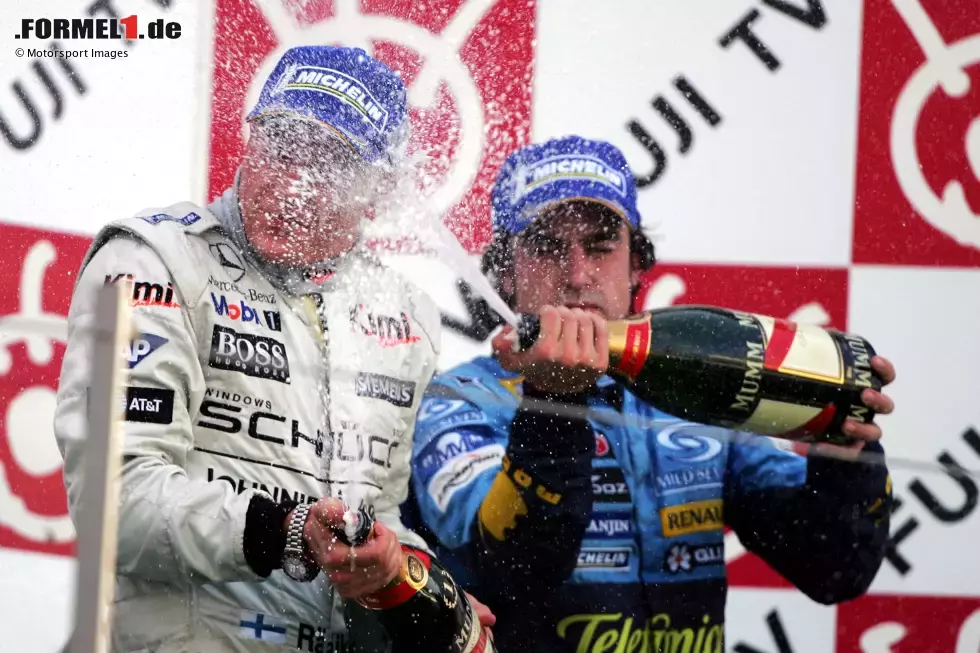 Foto zur News: Im WM-Duell gegen Fernando Alonso zieht Räikkönen dennoch erneut den Kürzeren. Er wird 2005 zum zweiten Mal Vizeweltmeister auf McLaren. Die Zeichen auf Abschied verdichten sich ...