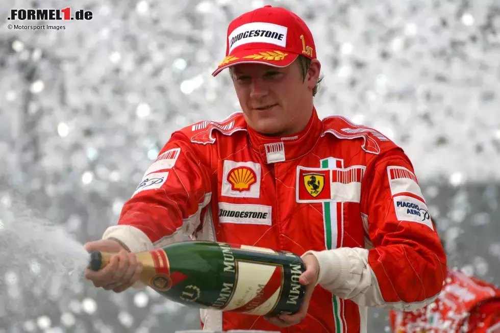 Foto zur News: Zwei Rennen vor Saisonende hat Räikkönen noch 17 Punkte Rückstand, aber weil sich das McLaren-Duo Hamilton/Alonso selbst im Weg steht, wird das Wunder wahr: Mit Siegen in China und Brasilien gewinnt der Finne seinen ersten WM-Titel.