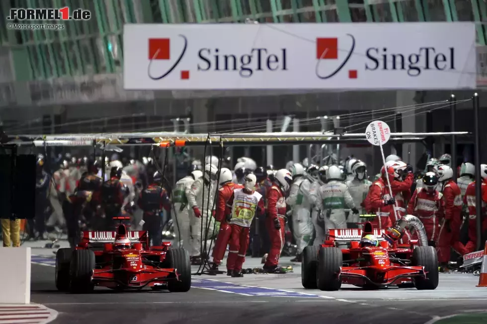 Foto zur News: 2008 läuft die Titelverteidigung nicht nach Wunsch, Räikkönen muss sich seinem Teamkollegen Felipe Massa unterordnen. Trotz Schützenhilfe des Finnen schafft es der Brasilianer beim Herzschlag-Finale jedoch nicht zum Titel.