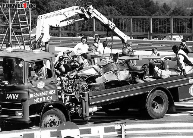 Foto zur News: Am 1. August 1976 verunglückte Niki Lauda auf der Nordschleife des Nürburgring, zwischen der Passage des Adenauer Ortsteils Breidscheid und dem Bergwerk. Nach dem Einschlag in die Böschung mit rund 220 km/h ging der Ferrari 312T2 in Flammen auf, knapp 200 Liter Benzin entfachten ein Inferno. Die Fahrerkollegen Brett Lunger, Harald Ertl und Guy Edwards versuchten verzweifelt, ihren Fahrerkollegen zu retten.