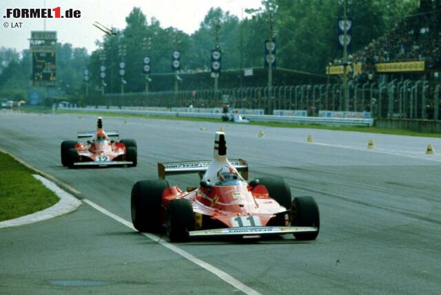 Foto zur News: Obwohl er in Monza das Ziel als Dritter hinter dem Schweizer erreichte, feierte Lauda die Krone vor den Tifosi in Monza.