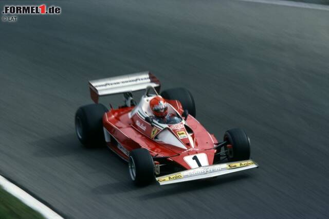 Foto zur News: Lauda wurde beim Comeback in Monza Vierter, in Italien aber ein weiteres Mal wie ein Held gefeiert. Die Krone ging 1976 trotzdem an James Hunt - weil es Lauda im Monsunregen von Fuji zu gefährlich war, ein Formel-1-Rennen zu bestreiten.