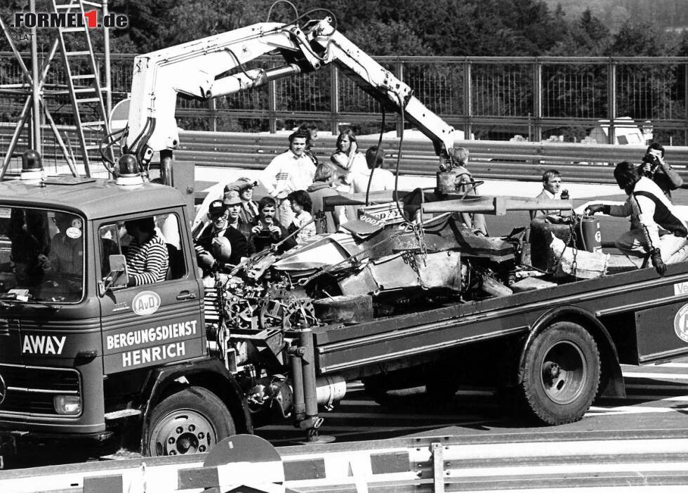 Foto zur News: Am 1. August 1976 verunglückte Niki Lauda auf der Nordschleife des Nürburgring, zwischen der Passage des Adenauer Ortsteils Breidscheid und dem Bergwerk. Nach dem Einschlag in die Böschung mit rund 220 km/h ging der Ferrari 312T2 in Flammen auf, knapp 200 Liter Benzin entfachten ein Inferno. Die Fahrerkollegen Brett Lunger, Harald Ertl und Guy Edwards versuchten verzweifelt, ihren Fahrerkollegen zu retten.