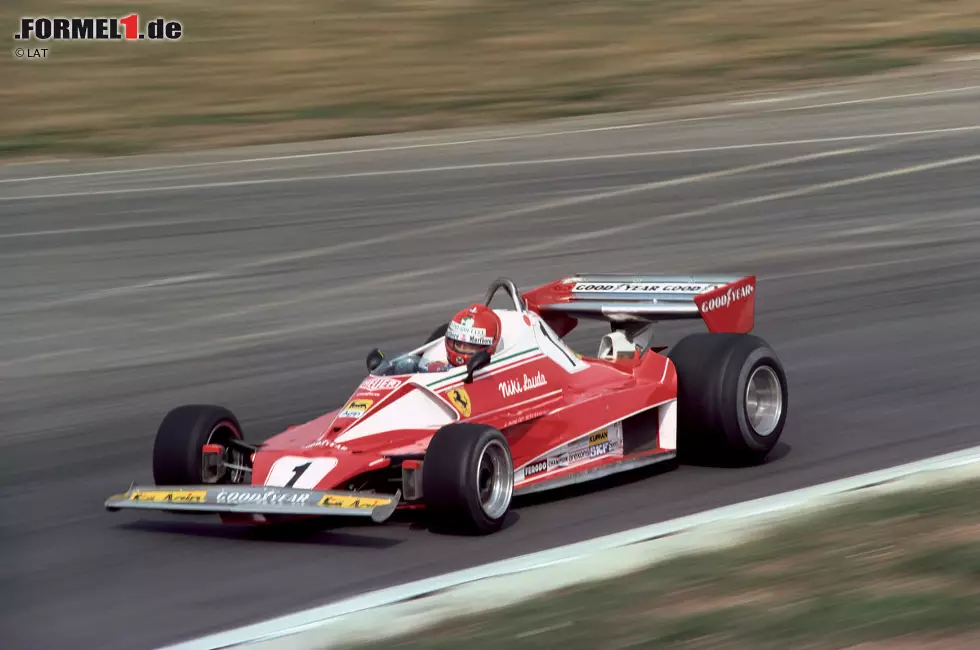 Foto zur News: Im vergangenen Jahr rauschte er noch über die Kino-Leinwände, in diesem Sommer kann man ihn in Spielberg live auf der Strecke bewundern: Der Ferrari 312T2 erlangte seine Berühmtheit, weil er im Jahrhundert-Duell Niki Lauda gegen James Hunt zum Einsatz kam. Lauda wird sich dafür sogar selbst wieder hinters Steuer setzen.