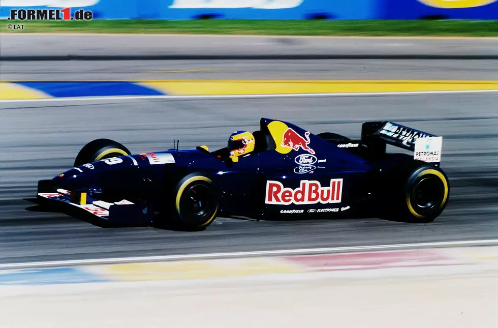 Foto zur News: Im Sauber C14 trat Karl Wendlinger 1995 noch einmal an, nachdem er 1994 beim Training zum Grand Prix von Monaco einen so schweren Unfall hatte, dass er mehrere Wochen im Koma lag. Er nahm in diesem Jahr jedoch nur an sechs Rennen teil, schied bei vier davon aus und erzielte in Spanien den 13. und in Japan den zehnten Platz.