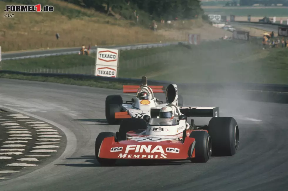 Foto zur News: Dieter Quester nahm nur an einem einzigen Formel-1-Rennen teil, dem Grand Prix von Österreich 1974. Er ging dabei mit dem Surtees TS16 als 25. an den Start und konnte sich bis zum neunten Platz vorkämpfen. Bevor sich Quester auf den Asphalt begeben hatte, feierte er schon Erfolge auf dem Wasser und wurde 1962 Europameister in der 500er-Rennbootklasse.