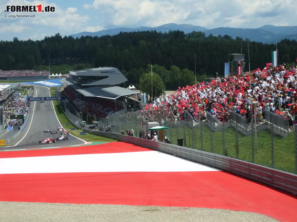 Foto zur News: Aber wenn die Legenden erstmal fahren, tobt die Menge: 95.000 Fans mit rot-weiß-roten Österreich-Fahnen jubeln ihren Landsleuten lauter zu als später Sieger Nico Rosberg. Gänsehaut!