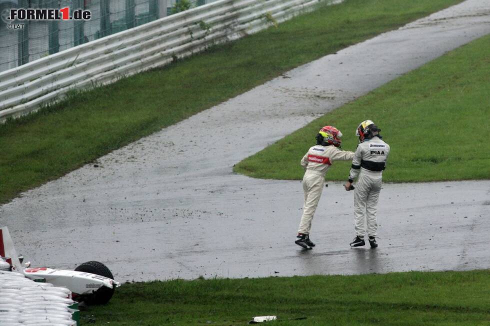 Foto zur News: 2003 etabliert sich der Deutsche mit Podestplätzen sehr schnell in der Formel Nippon. 2004 folgen die ersten zwei Siege und die Vizemeisterschaft. 2005 gibt es erneut zwei Rennsiege, aber auch unliebsame Begegnungen. Auf diesem Foto zu sehen: Andre Lotterer und Benoit Treluyer diskutieren eine Kollision im Rennen. Die beiden Streithähne von damals verbinden später zahlreiche gemeinsame Erfolge im Le-Mans-Prototypen von Audi.