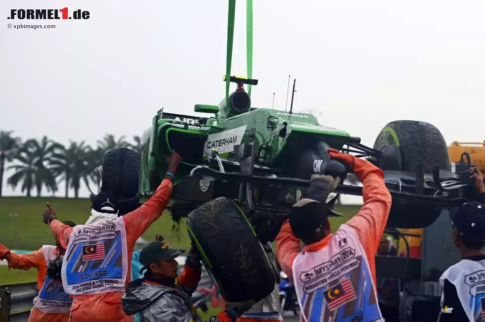 Foto zur News: Aber der strömende Regen, der den Beginn des Qualifyings um 50 Minuten verzögert, fordert weitere Opfer. Marcus Ericsson zum Beispiel, dem ein klassischer Rookie-Fehler unterläuft, als er in Q1 auf einem Randstein ins Schleudern gerät, in die Mauer rutscht und beim Austrudeln beinahe den Sauber von Esteban Gutierrez rammt. Immerhin wissen die Streckenposten beim Caterham, wo sie ihn am besten anfassen können...