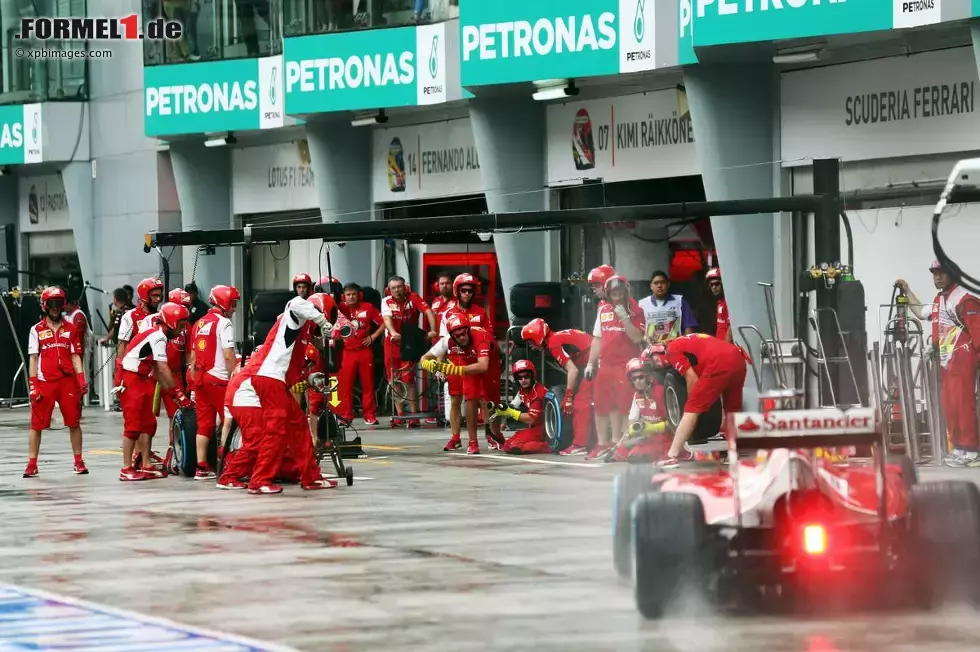 Foto zur News: Heimliche Helden des Qualifyings: die Ferrari-Mechaniker. In Rekordzeit von rund fünf Minuten wechseln sie die Spurstange am Wagen von Fernando Alonso, der zuvor Daniil Kwjat die Tür zugeschlagen hat. &quot;Ich habe ihn nicht gesehen&quot;, gibt der Ex-Weltmeister zu. Für Experte Marc Surer ist klar: &quot;Alonsos Schuld.&quot; Auch wenn sicher dazu beigetragen hat, dass er zu jenem Zeitpunkt mit den Intermediates (statt Full-Wets) auf den falschen Reifen war.