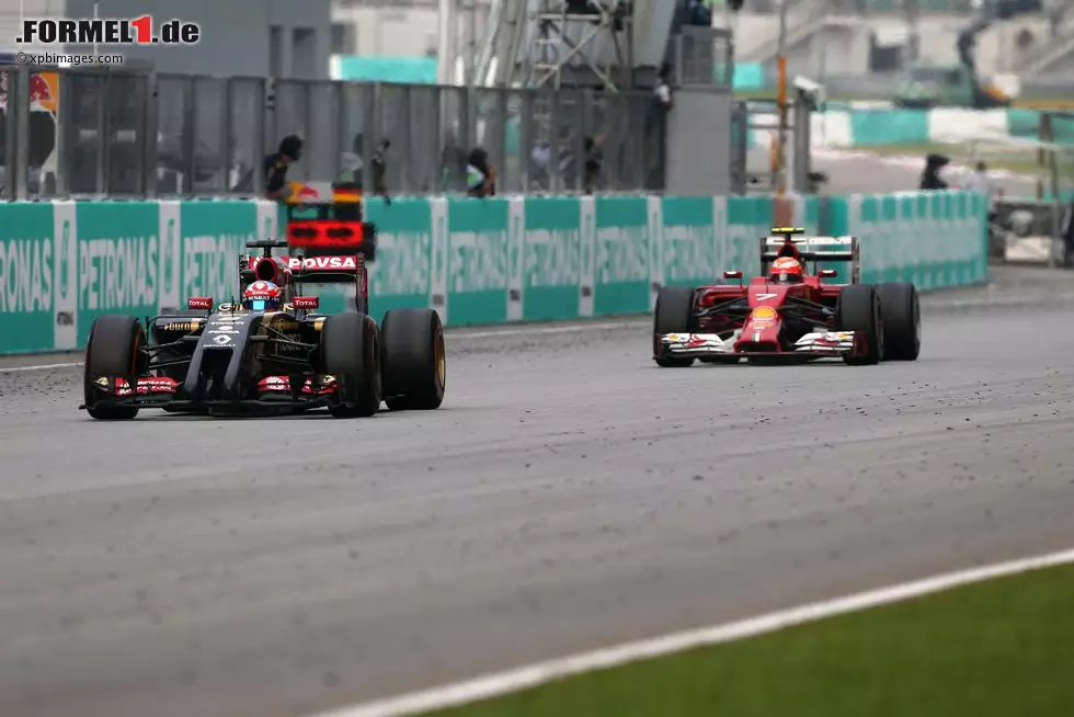 Foto zur News: Grosjean fährt das Rennen mit angeschlagenem Diffusor zu Ende, was ihn laut Lotus-Auskunft eineinhalb Sekunden pro Runde kostet. Trotzdem kann er Räikkönen im Finish hinter sich halten. Es reicht aber nicht mehr, um Rookie Kwjat im Toro Rosso noch aus den Punkterängen zu verdrängen. Am Ende fehlen 2,9 Sekunden.