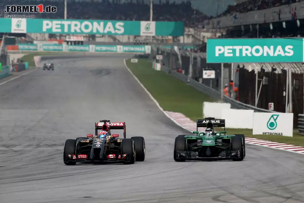 Foto zur News: 29. Runde: Grosjean im Lotus geht im Kampf um Platz zwölf an Kobayashi vorbei, aber der Routinier im Caterham nutzt den DRS-Vorteil auf der zweiten Geraden und kontert erfolgreich. Am Ende wird der Japaner für seinen Kampfgeist mit Platz 13 belohnt. Das reicht, um Caterham vorläufig wieder in die Top 10 der Konstrukteurs-WM zu bringen.