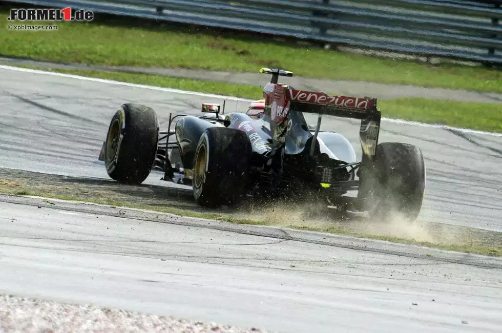 Foto zur News: Und es kracht auch am Start: Jean-Eric Vergne schlitzt seinem Landsmann Jules Bianchi den Reifen auf, der deswegen in den Lotus von Maldonado rutscht - und dafür die erste Fünf-Sekunden-Strafe der Formel-1-Geschichte kassiert.