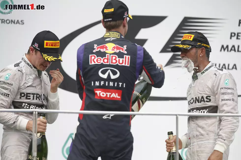 Foto zur News: Vettel bleibt nichts anderes übrig, als den Mercedes-Fahrern zu gratulieren und ihnen Schampus in den Mund zu spritzen. Aber er kann dem dritten Platz auch Gutes abgewinnen: &quot;Wir sind noch nicht da, wo wir hinwollen, aber wir werden da hinkommen!&quot;