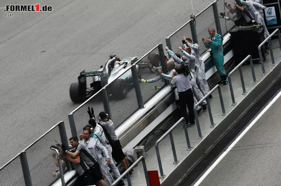 Foto zur News: Die Mercedes-Mechaniker jubeln über den ersten Doppelsieg eines Silberpfeil-Werksteams seit Monza 1955. Damals gewann Juan Manuel Fangio vor Piero Taruffi. Gutes Omen: Fangio wurde in jenem Jahr auch Weltmeister.