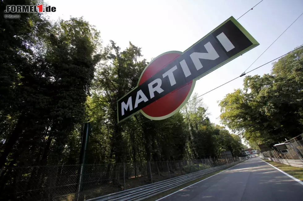 Foto zur News: Der Königsklasse blieb Martini wie hier im italienischen Monza als Banden- und Eventsponsor erhalten. Doch nicht nur die Formel 1 prägte den Mythos Martini im Motorsport, schließlich waren die Designs auch auf Rennwagen vieler anderer Klassen zu sehen.