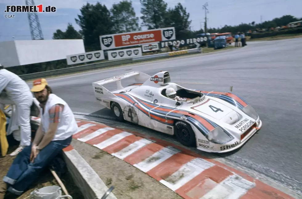 Foto zur News: Und weiter ging es mit dem Sammeln von Flaschen, auch wenn in denen eher Champagner steckte als Martini: Der Porsche 936 siegte 1976 und 1977 bei den 24 Stunden von Le Mans. Die Verbindung zwischen Zuffenhausen und dem Unternehmen manifestierte sich und hat bis heute Bestand.